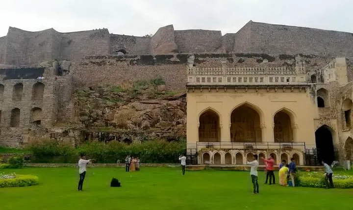 Half day Hyderabad tour to Golkonda fort & Qutub Shahi tombs in private car