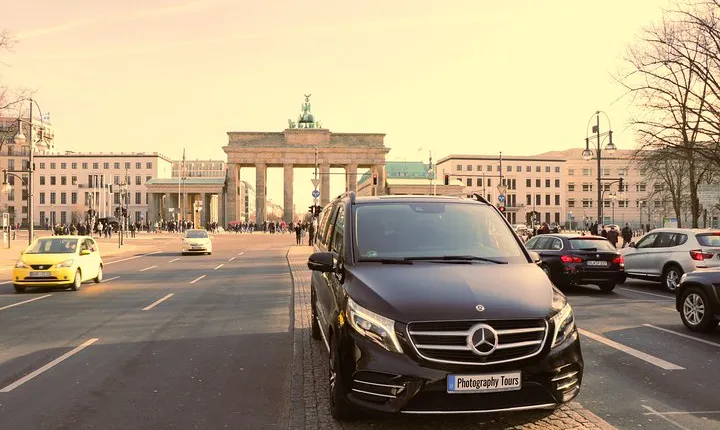 5hours: Guide, Chauffeur & Photographer in Berlin private Tour