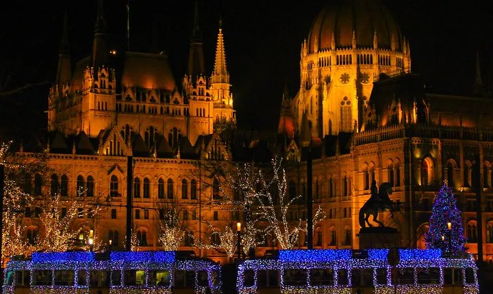 Budapest Christmas Walking Tour & Entry to St Stephen's Basilica