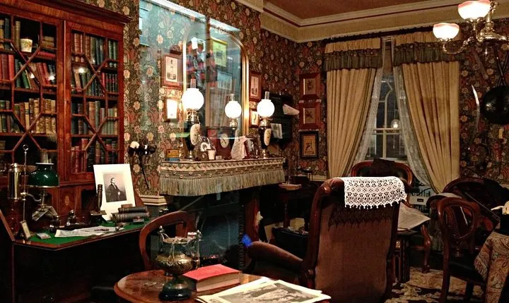 Sherlock Holmes Museum & See London's Top Sights Walking Tour