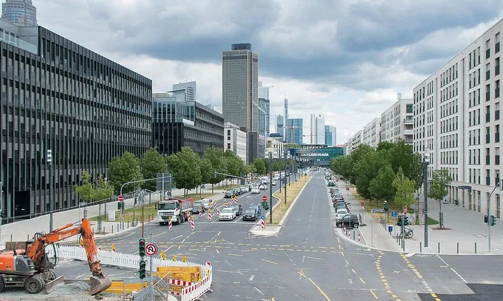 Frankfurt by Bus and Foot with Local Guide