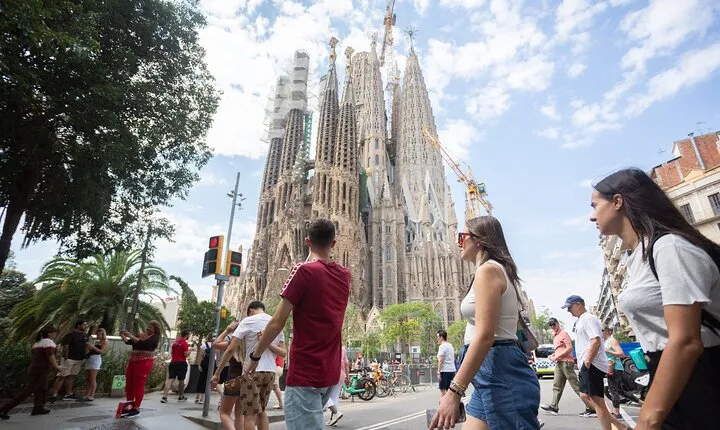Sagrada Familia Guided Tour with Skip the Line Ticket