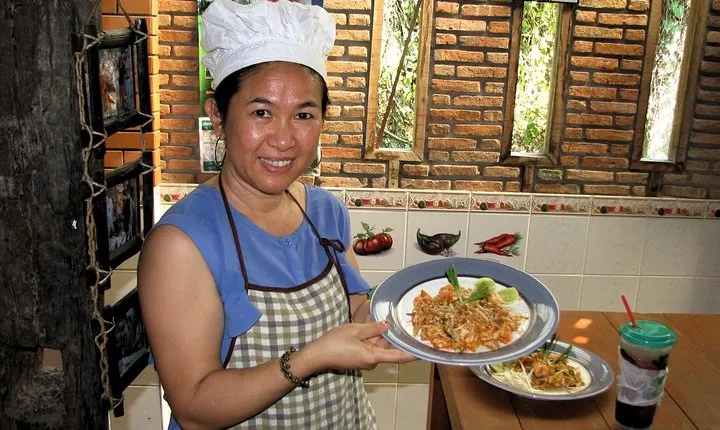 Baan Hongnual: Authentic Thai Cooking & Market Experience