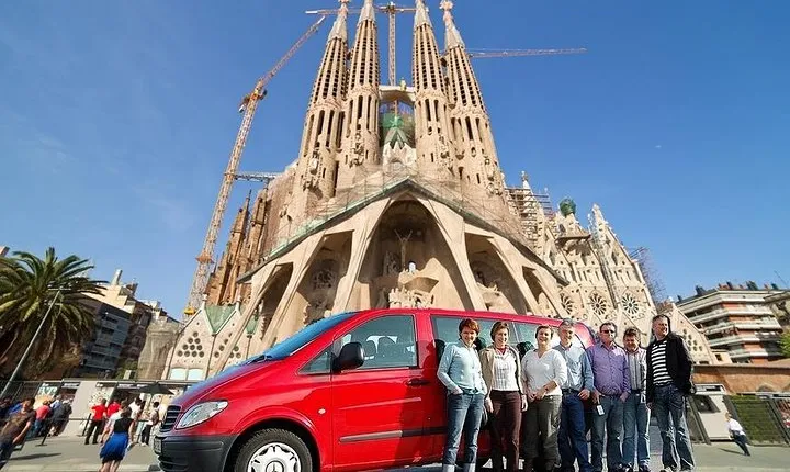 Barcelona Highlights Private Guided Tour with Hotel Pick-up