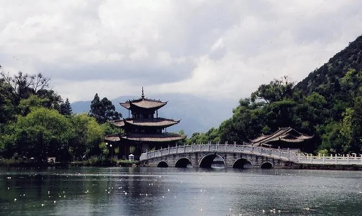 Private Tour: 4-Day Lijiang and Tiger Leaping Gorge in Yunnan