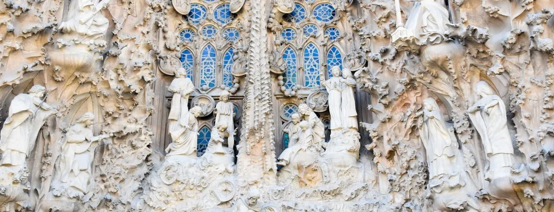 Fast Track Sagrada Familia and Park Güell Guided Tour with Transfer