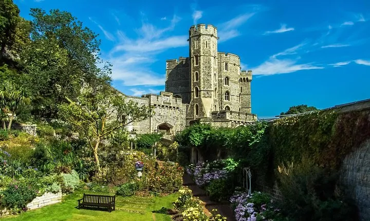 Windsor Castle and Stonehenge PRIVATE TOUR Luxury Sedan