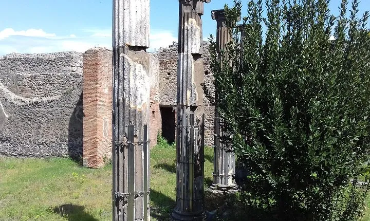 Transfer - Rome to Ravello with a 120 minutes stop in Pompeii or vice versa