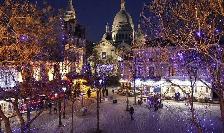Montmartre Food Tour with Christmas Market and Festive Tastings