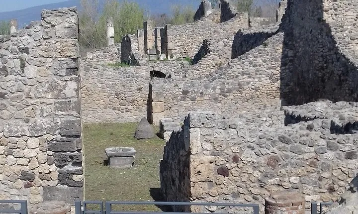 Transfer from Naples train station with 2 stops (Herculaneum & Pompeii)