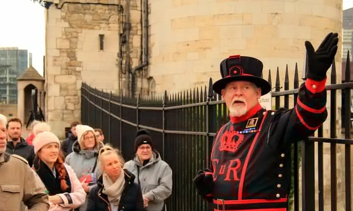 Tower of London & Crown Jewels Tour with Beefeater Meet & Greet