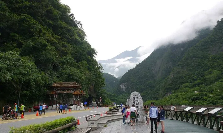 Taroko, Qingshui Cliff, Xincheng Old Street & Qixingtan Day Tour