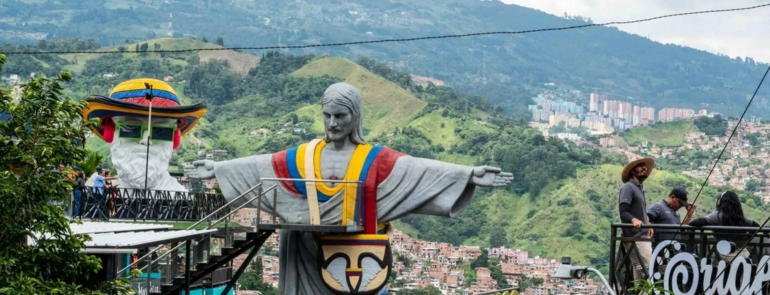 Full-day guided tour in Medellin and Comuna 13 with lunch