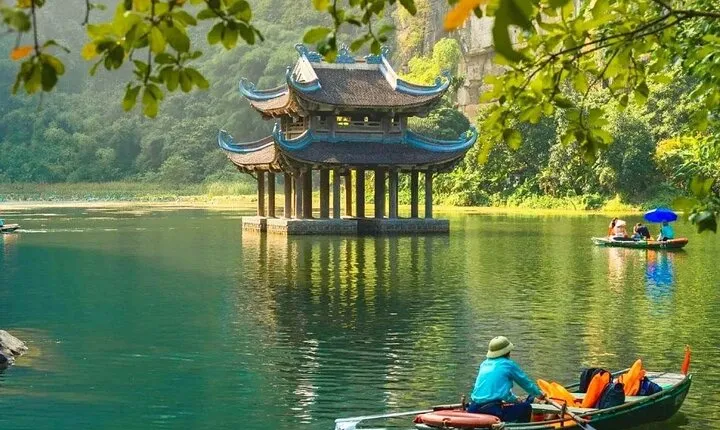 Hanoi: Luxury Day Trip Small Group of 8 to Bich Dong & Trang An