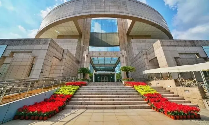 Private Layover Tour of Shanghai Museum, Yu Garden and Cruise on Huangpu River
