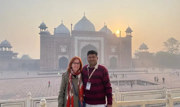Agra: Taj Mahal Express visits with english speaking guide