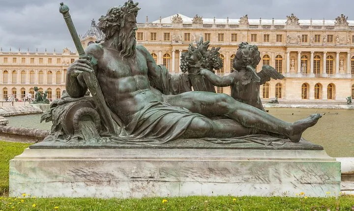 Regal Retreat Versailles & Marie Antoinette's Estate Day Trip