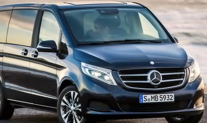 Private Chauffeured Minivan at Your Disposal in London for 4 Hours