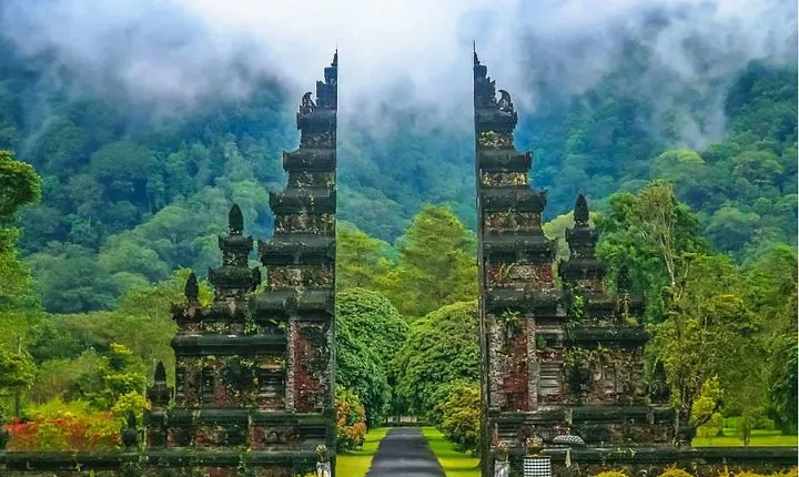 BALI INSTAGRAM TOURS; Handara Gate, Taman Ayun, & Ulundanu Temple