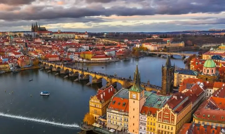Prague Guided Walking Tour and Cruise with Authentic Czech Lunch