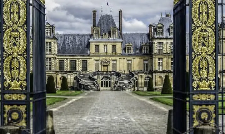 Tour of Chateaux of Fontainebleau and Vaux le Vicomte from Paris