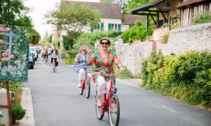 From Paris: Monet Gardens & Giverny Bike Tour with Picnic Stop