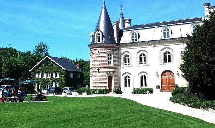 Private 12-hour round transfer to Loire Castles from Paris. Best offer!