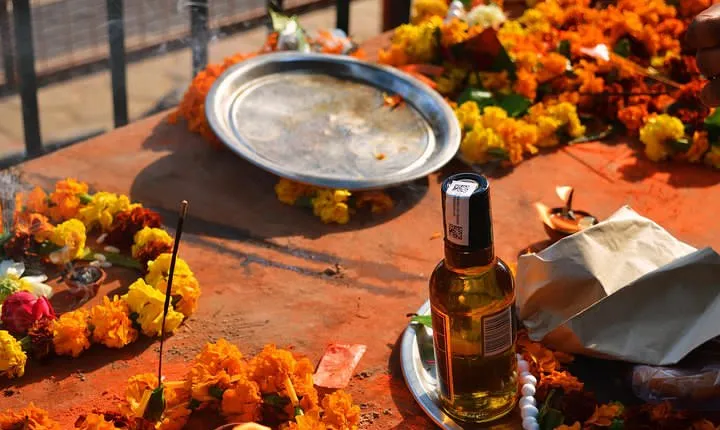 Delhi Liquor Temple & Old Fort tour