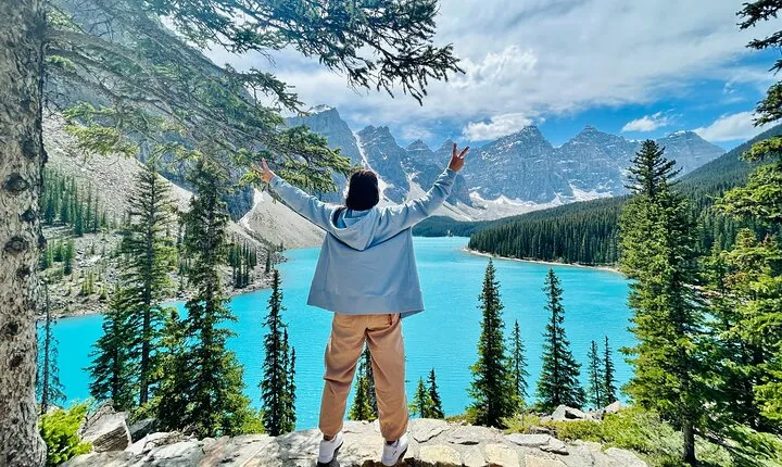 Calgary/Canmore/Banff: Moraine Lake & Lake Louise Return Shuttle