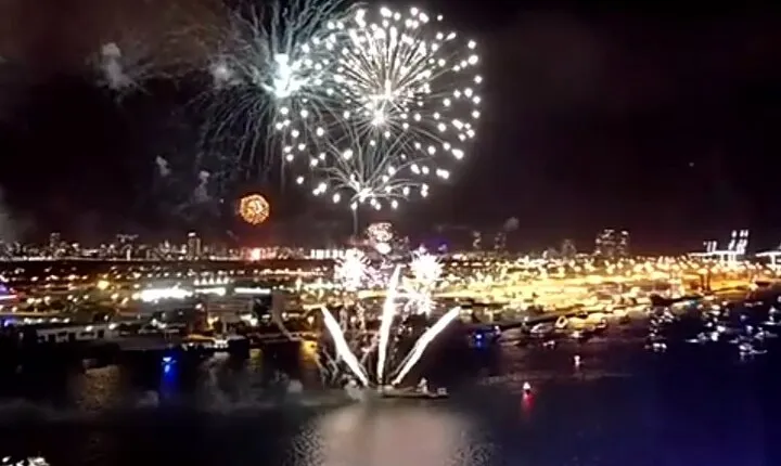 Fireworks Viewing Cruise - Includes Beverages & Party Favors