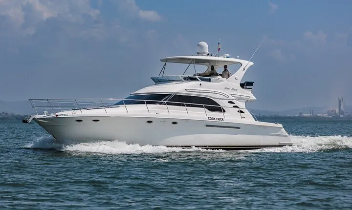 Luxury yacht rental in Cartagena de Indias Sea Ray 56'