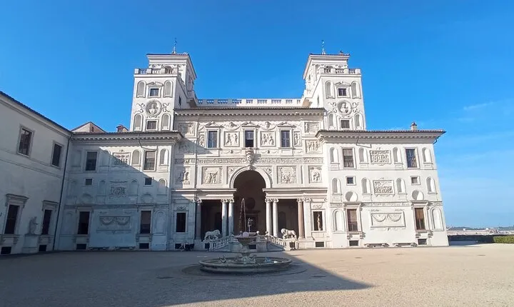 Villa Medici & Squares and Fountains Private Day Tour