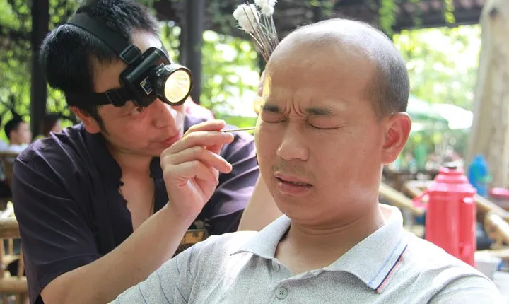 1-Day Chengdu tour with Panda Base, Renmin Park,Wenshu Temple and Hot Pot Lunch