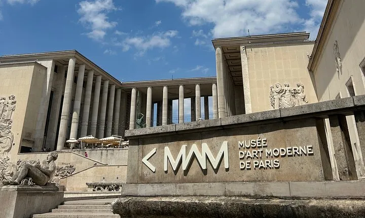 Luxury Modern Art Tour at MAM with Wine and Eiffel Tower Views