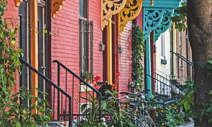 Plateau Mont Royal & The Mile End: Private 2.5-hour Walking Tour