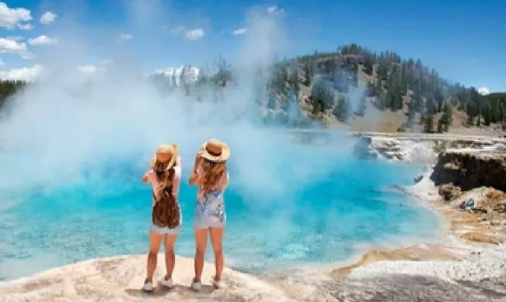 From Jackson Hole: Yellowstone Old Faithful, Waterfalls and Wildlife Day Tour 