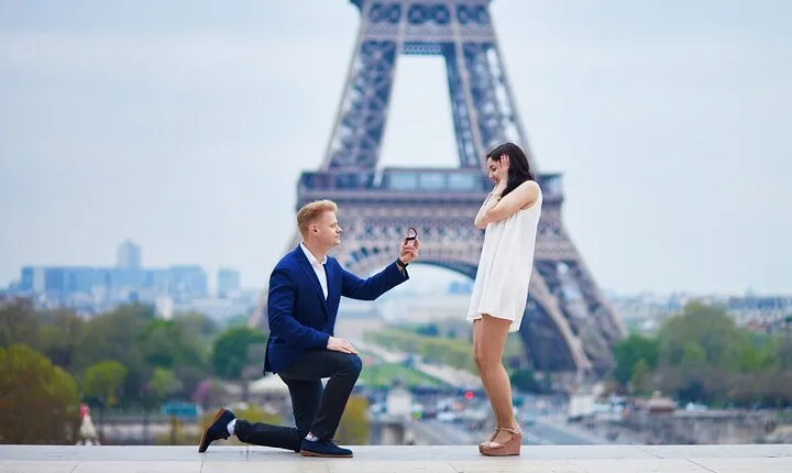 Paris Private Romantic Photoshoot for Couples