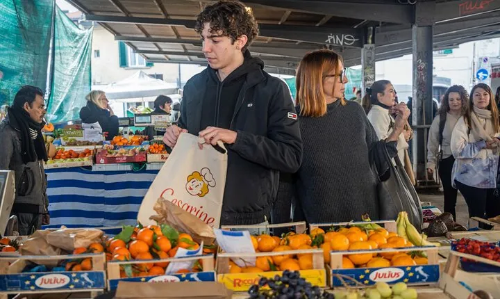Florence Walking Tour & Traditional Cooking Class with Wine