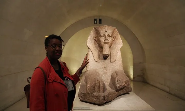 Paris: Louvre Museum & d'Orsay Museum Private Tour with Transfers