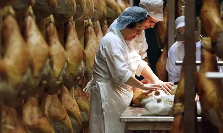Discover Parma’s Flavors: Parmigiano & Prosciutto Food Tour