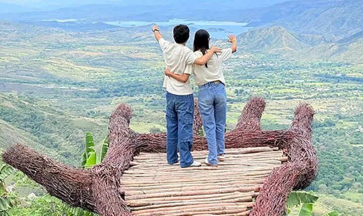 Full Day Tour to the Giant's Hand Viewpoint