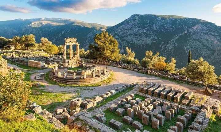 Delphi & Arachova: Sacred Ruins & Alpine Beauty