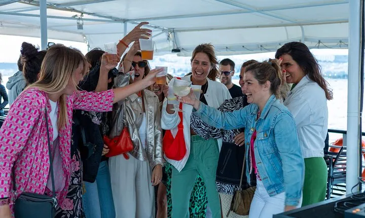 Lisbon: Sunset on board with music & drinks