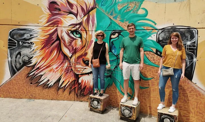 Private Tour in Comuna 13 + Exotic Fruit Tasting & Cable Car Ride