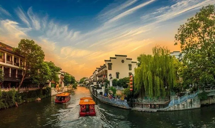 Private Nanjing Layover Tour to Confucius Temple and City Wall