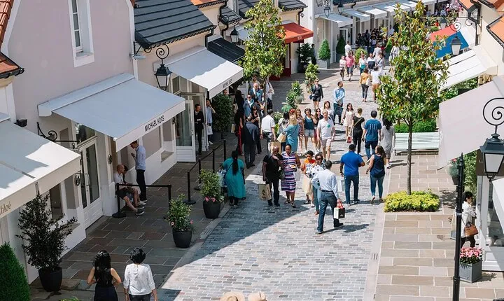 CDG pick up with Montmartre and la Vallée Village Tour