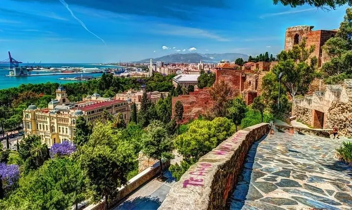 Malaga Shore Excursion: Small group walking & scenic tour