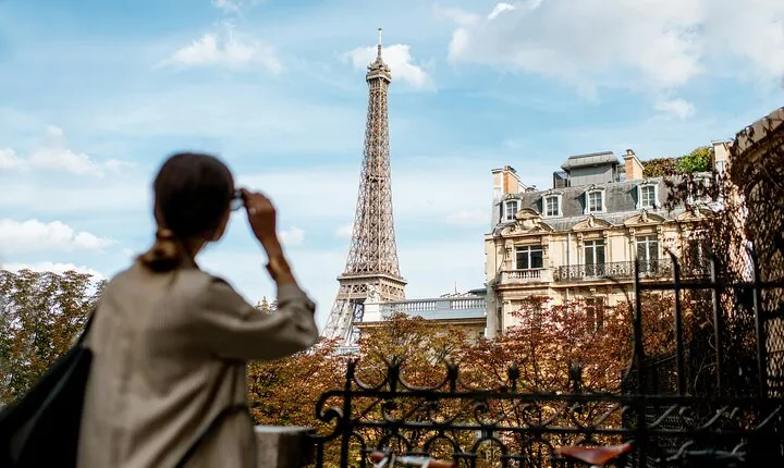 Private 4-hour City tour of Paris with Driver and Local Guide