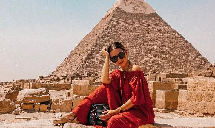 Private Full-Day tour Cairo museum and Giza pyramids from Hurgahda by plane