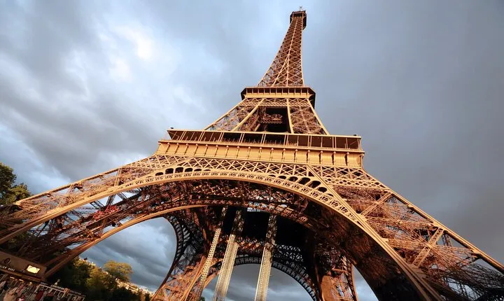 Guided Tour in Eiffel Tower with Waffle Tasting